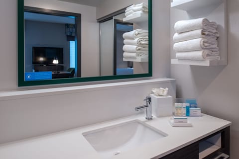 Studio, 1 King Bed, Refrigerator & Microwave (Wet bar) | Bathroom | Free toiletries, hair dryer, towels