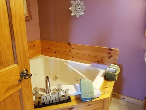 Cabin (The Friends/Family Suite) | Jetted tub