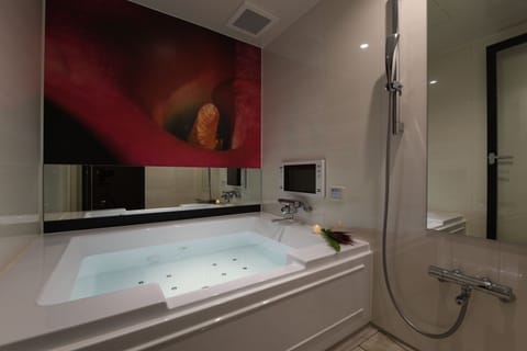 Deluxe Double Room, Smoking | Bathroom | Separate tub and shower, jetted tub, free toiletries, hair dryer