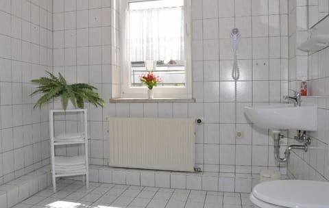 Standard Single Room | Bathroom | Shower, hair dryer, towels