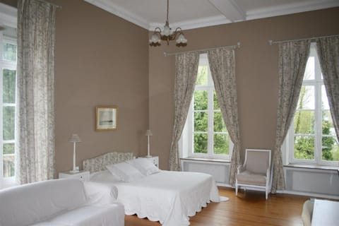 Desk, free cribs/infant beds, rollaway beds, free WiFi