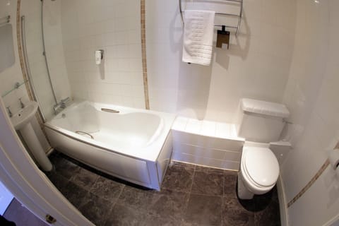 Family Room | Bathroom | Combined shower/tub, free toiletries, towels