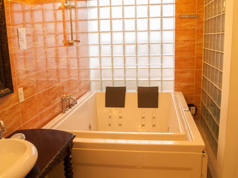 Family Studio Suite, Multiple Beds, Non Smoking | Jetted tub