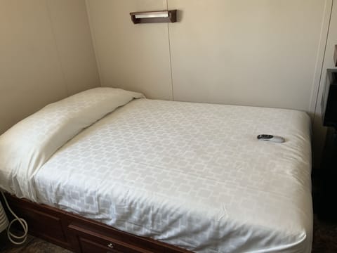 Economy Room, 1 Queen Bed, Non Smoking | Desk, soundproofing, free WiFi, bed sheets