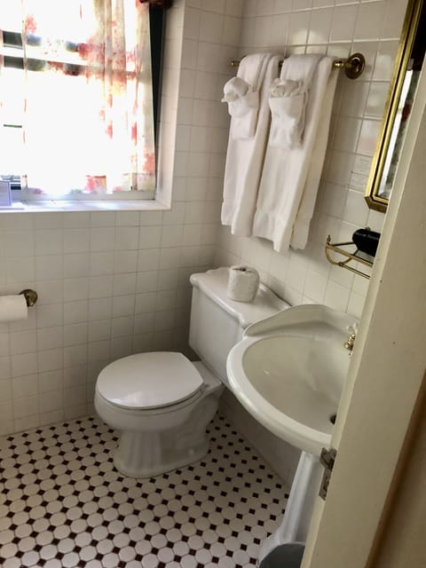 Deluxe Room (Castle Room) | Bathroom | Free toiletries, hair dryer, towels, soap