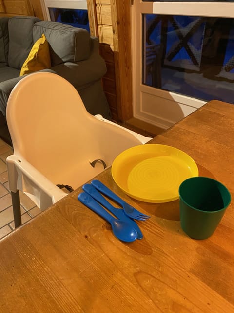 A highchair is available on request.
Chaise haute sur demande.