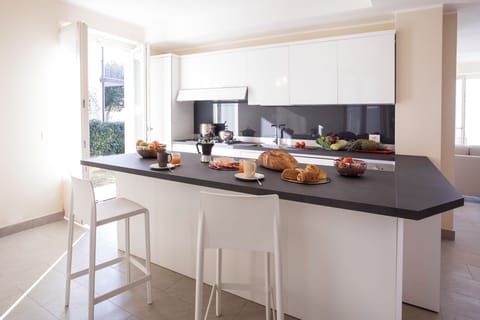 The breakfast bar in the kitchen.