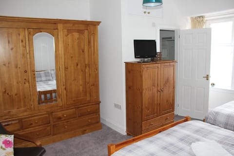 Deluxe Double Room (with Shower) | Iron/ironing board, free WiFi, bed sheets