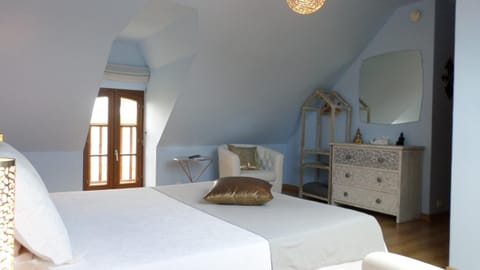 Standard Room, Non Smoking, Private Bathroom (Rêves) | Hypo-allergenic bedding, individually decorated, individually furnished