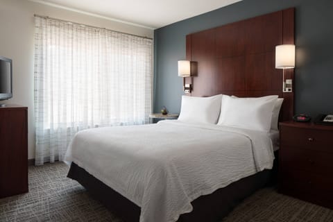 Suite, 2 Bedrooms | Hypo-allergenic bedding, in-room safe, desk, laptop workspace