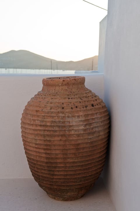 The jar on the terrace