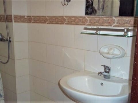 Family Double Room | Bathroom | Shower, rainfall showerhead, free toiletries, hair dryer