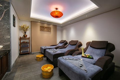 Couples treatment rooms, sauna, spa tub, steam room, body treatments