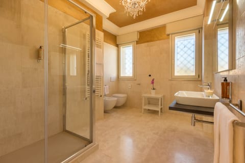 Deluxe Suite, 1 Queen Bed, Non Smoking | Bathroom | Shower, hydromassage showerhead, free toiletries, hair dryer