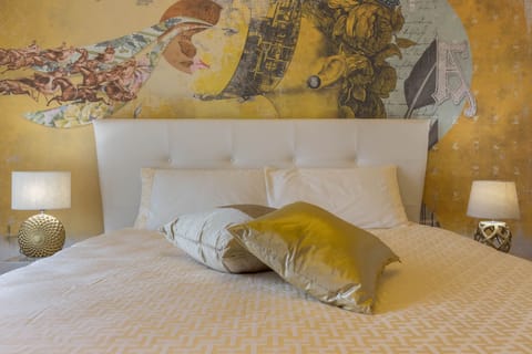 Deluxe Suite, 1 Queen Bed, Non Smoking | 1 bedroom, minibar, in-room safe, individually decorated