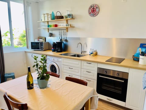 Comfort Apartment, Multiple Beds, Patio | Private kitchen | Fridge, microwave, oven, stovetop