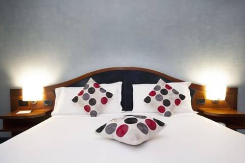 Standard Double Room | Minibar, in-room safe, desk, blackout drapes