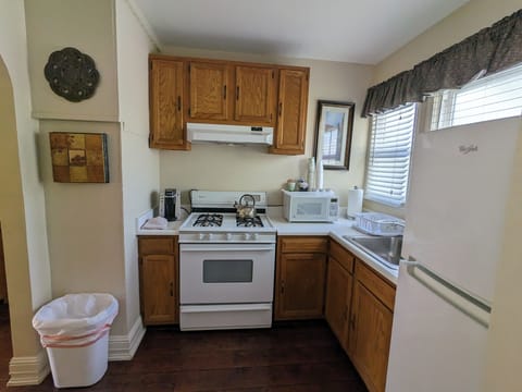 Executive Suite | Private kitchen | Fridge, microwave, coffee/tea maker, cookware/dishes/utensils