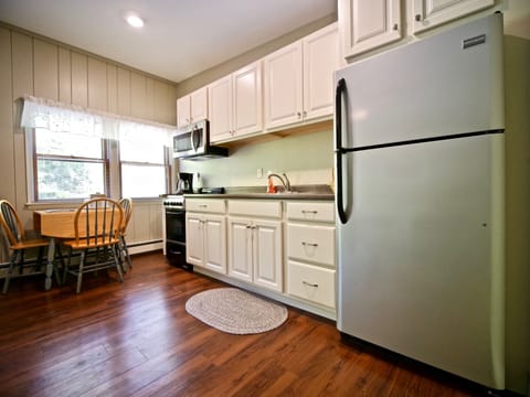 Apartment (Cottage Suite) | Private kitchenette | Fridge