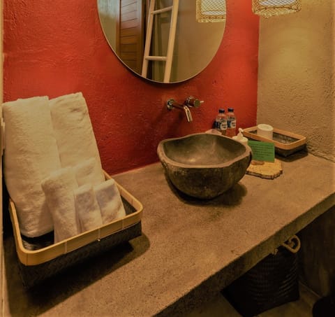 Shower, rainfall showerhead, free toiletries, hair dryer