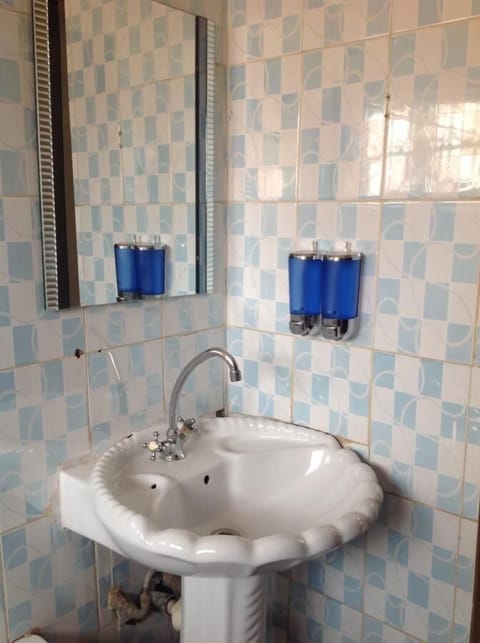 Standard Double or Twin Room, Non Smoking, Garden View | Bathroom sink