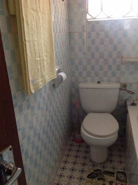 Standard Double or Twin Room, Non Smoking, Garden View | Bathroom | Rainfall showerhead, free toiletries, towels