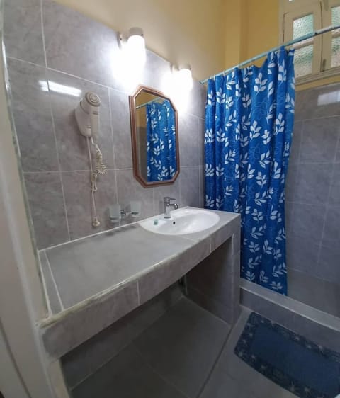 Basic Double Room, 1 Double Bed | Bathroom | Shower, rainfall showerhead, free toiletries, hair dryer