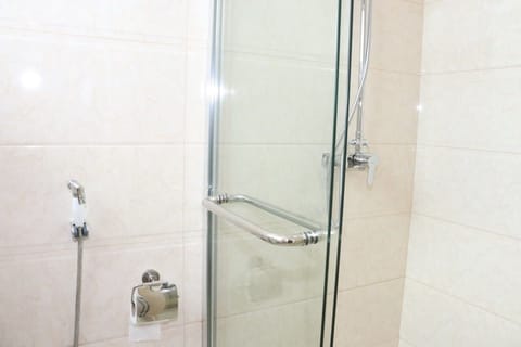 Single Room, 2 Twin Beds, Non Smoking | Bathroom | Deep soaking tub, rainfall showerhead, hair dryer, slippers