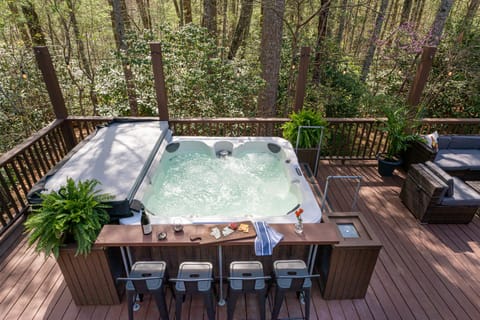 Large hot tub with seating for 7