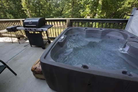 Deck with hot tub 