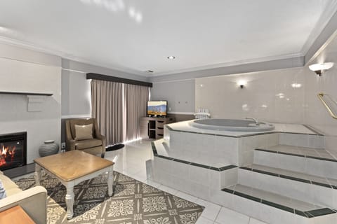 Hot Tub Suite | Living area | Flat-screen TV