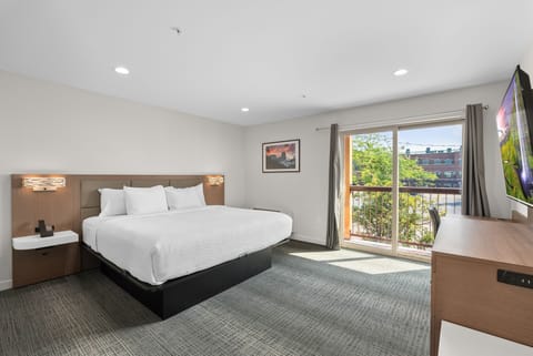 Selkirk Suite | Premium bedding, desk, laptop workspace, free WiFi