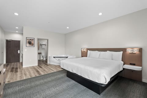 Glacier Suite | Premium bedding, desk, laptop workspace, free WiFi