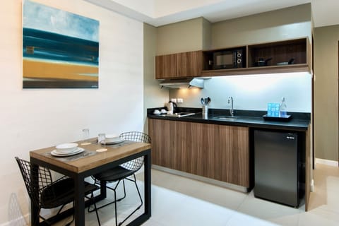 Studio | Private kitchen | Fridge, microwave, stovetop, cookware/dishes/utensils