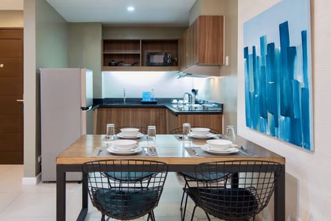 Executive Suite, 1 Bedroom | In-room dining