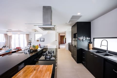 Family Penthouse | Private kitchen | Full-size fridge, microwave, oven, stovetop
