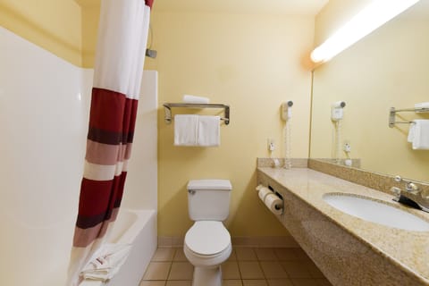 Combined shower/tub, free toiletries, hair dryer, towels