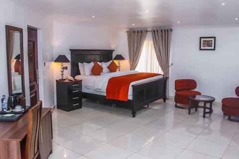 Executive Suite, Non Smoking | Individually decorated, individually furnished, free WiFi, bed sheets