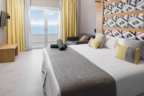 Suite, Sea View | Minibar, desk, blackout drapes, soundproofing