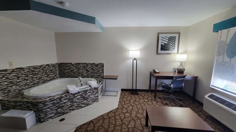 Suite, 1 Queen Bed, Non Smoking, Hot Tub (Shower Only;with Sofabed) | Premium bedding, in-room safe, desk, laptop workspace