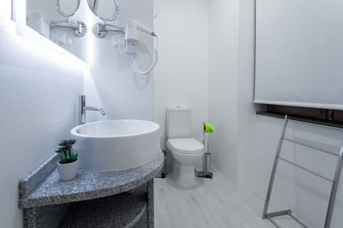 Superior Room, Ocean View (06) | Bathroom | Shower, free toiletries, hair dryer, bathrobes