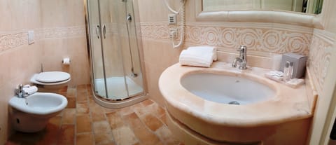 Shower, free toiletries, hair dryer, bidet