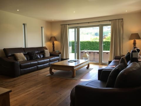 WESTER BRUADAIR | Living room | 32-inch flat-screen TV with digital channels