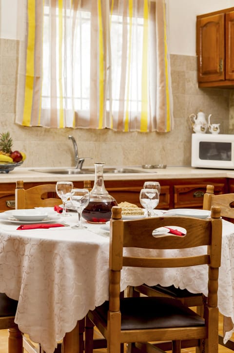 House, 3 Bedrooms | In-room dining