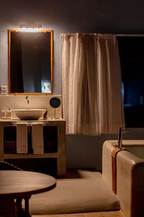 Suite (Azul) | Bathroom | Free toiletries, hair dryer, bathrobes, towels