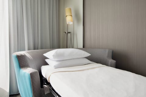 Premium bedding, in-room safe, desk, laptop workspace