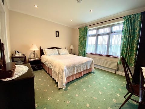 Deluxe Double Room, 1 King Bed, Non Smoking | Desk, iron/ironing board, free WiFi, bed sheets