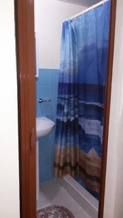 Rainfall showerhead, towels