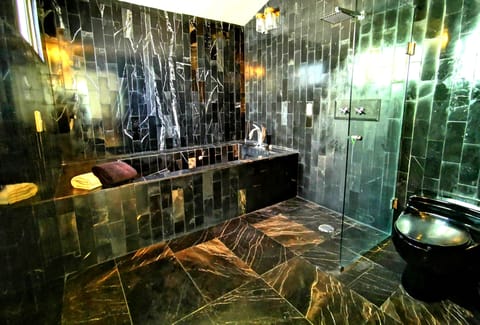 Black Diamond Suite | Bathroom | Free toiletries, towels, soap, shampoo