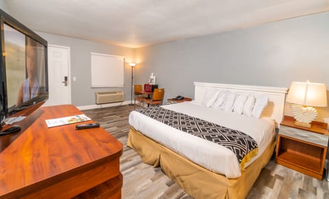 Deluxe Room, 1 King Bed | Individually decorated, individually furnished, desk, laptop workspace